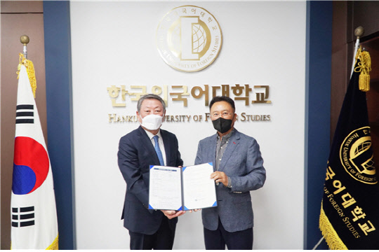 강일갑 Gloris, INC. 회장, 모교 한국외대에 학교발전기금 10만 달러 기탁.<한국외대 제공>